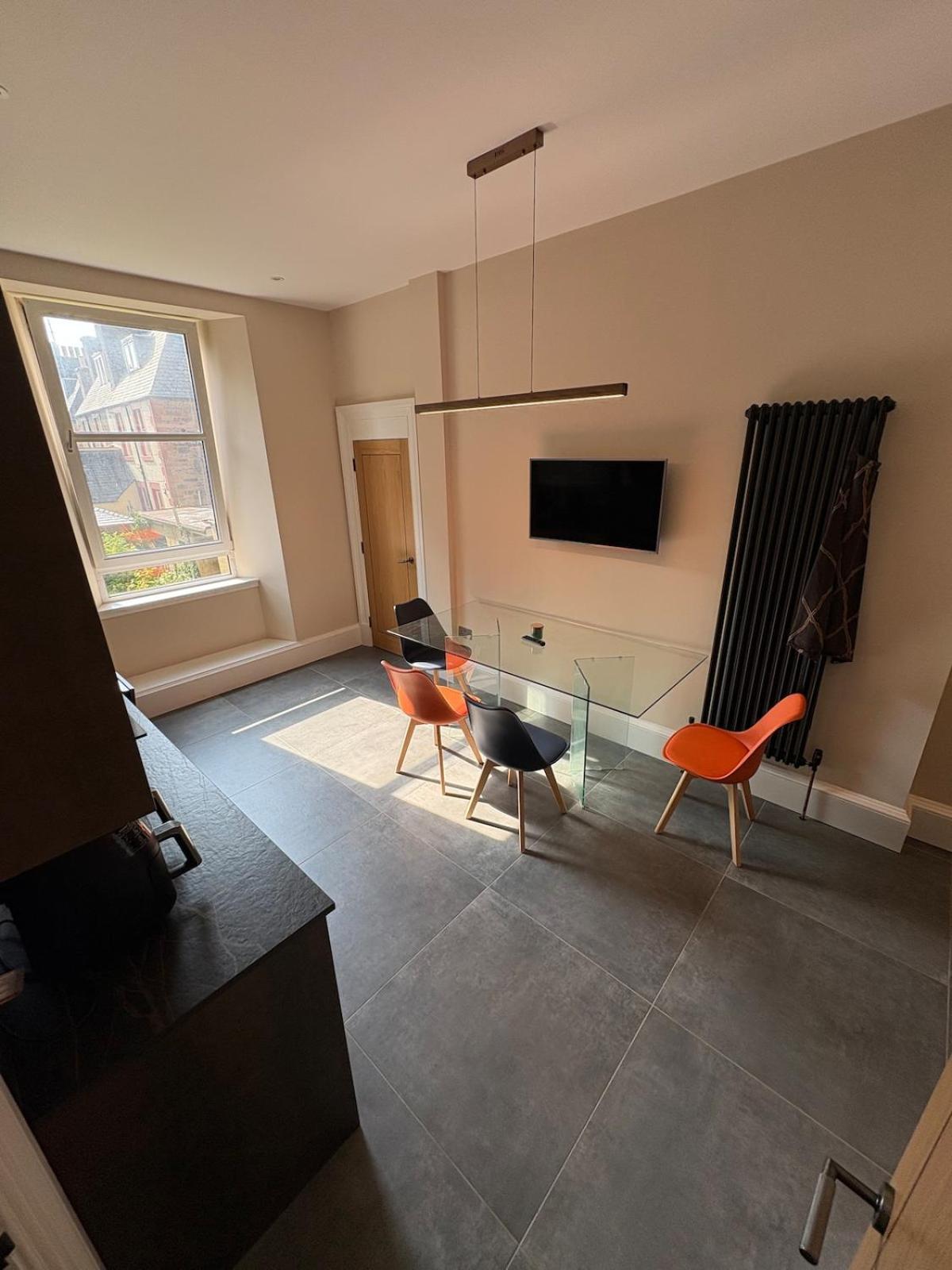 Spacious 2 Bed - Perfect Location Apartment *