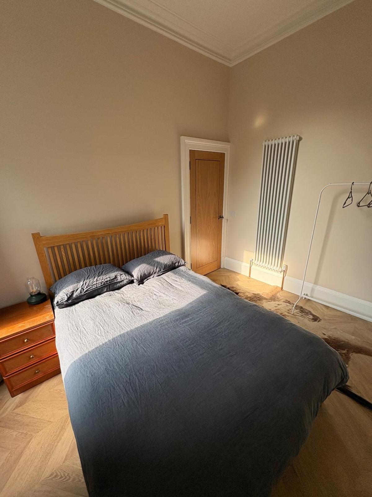 Spacious 2 Bed - Perfect Location Apartment